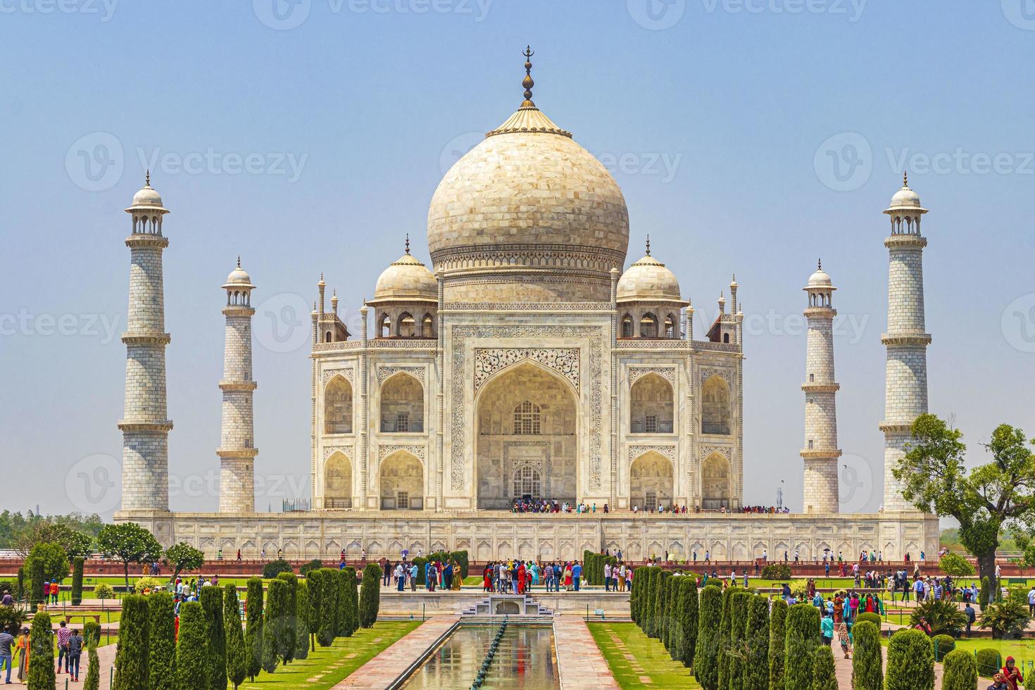 panorama del taj mahal en agra india con increíbles jardines simétricos. foto