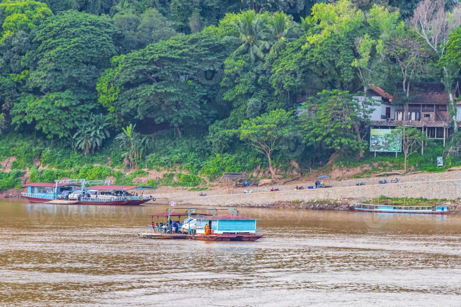 panorama del paisaje del río mekong y luang prabang laos. foto