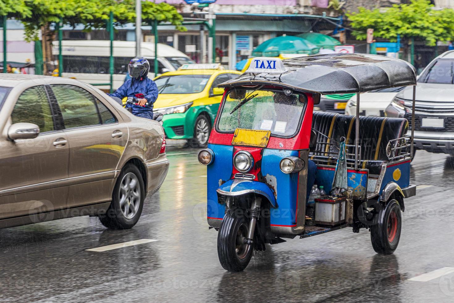 Tuk tuk colorido típico en Bangkok, Tailandia. foto