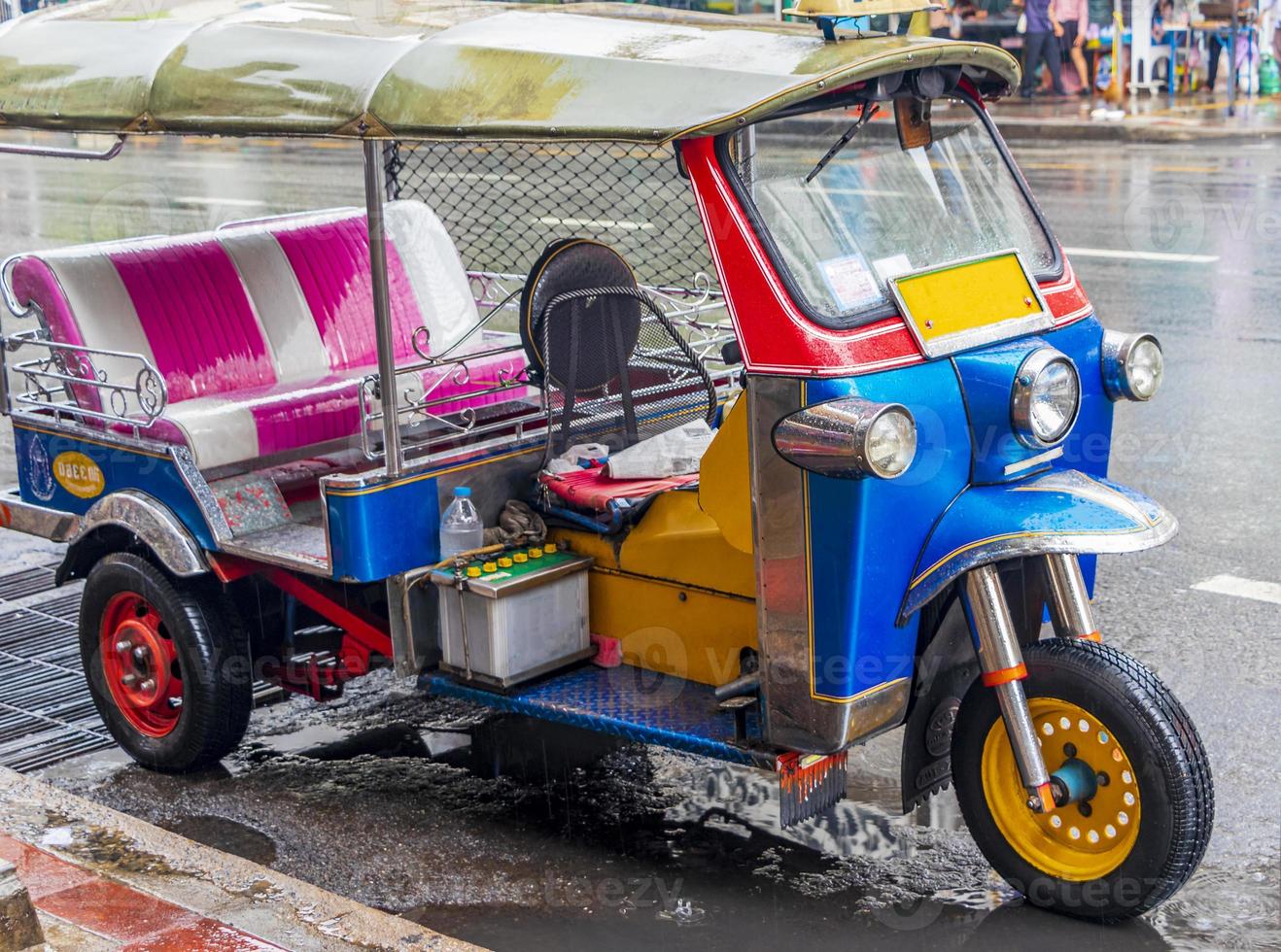 Tuk tuk colorido típico en Bangkok, Tailandia. foto