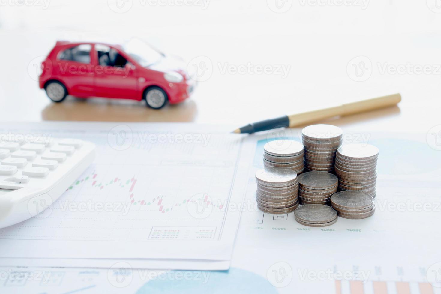 calculadora y monedas en el informe financiero. foto