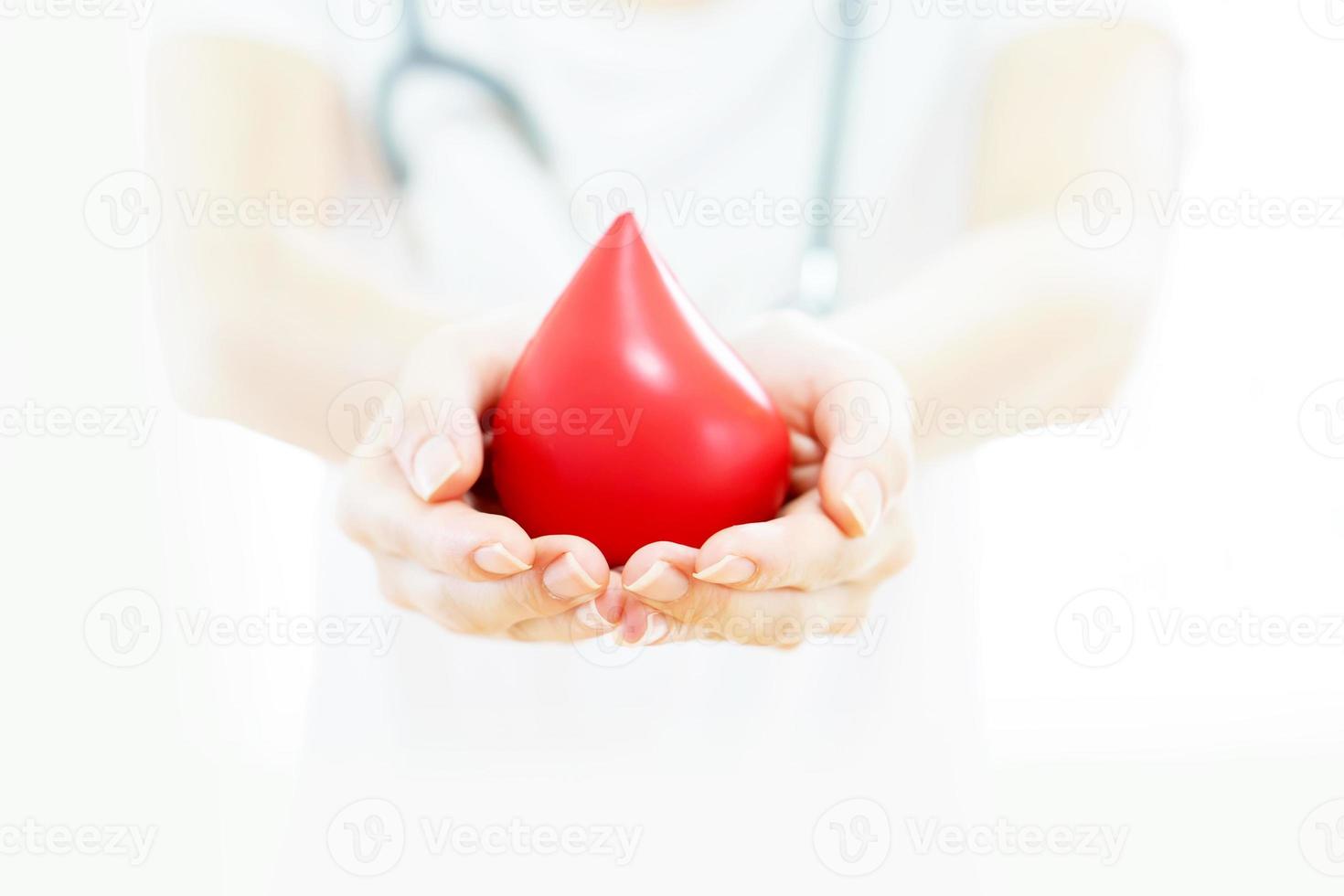 manos del doctor sosteniendo una sangre roja foto