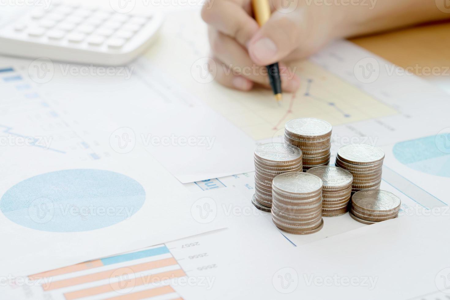 concepto de análisis financiero con monedas y gráfico foto