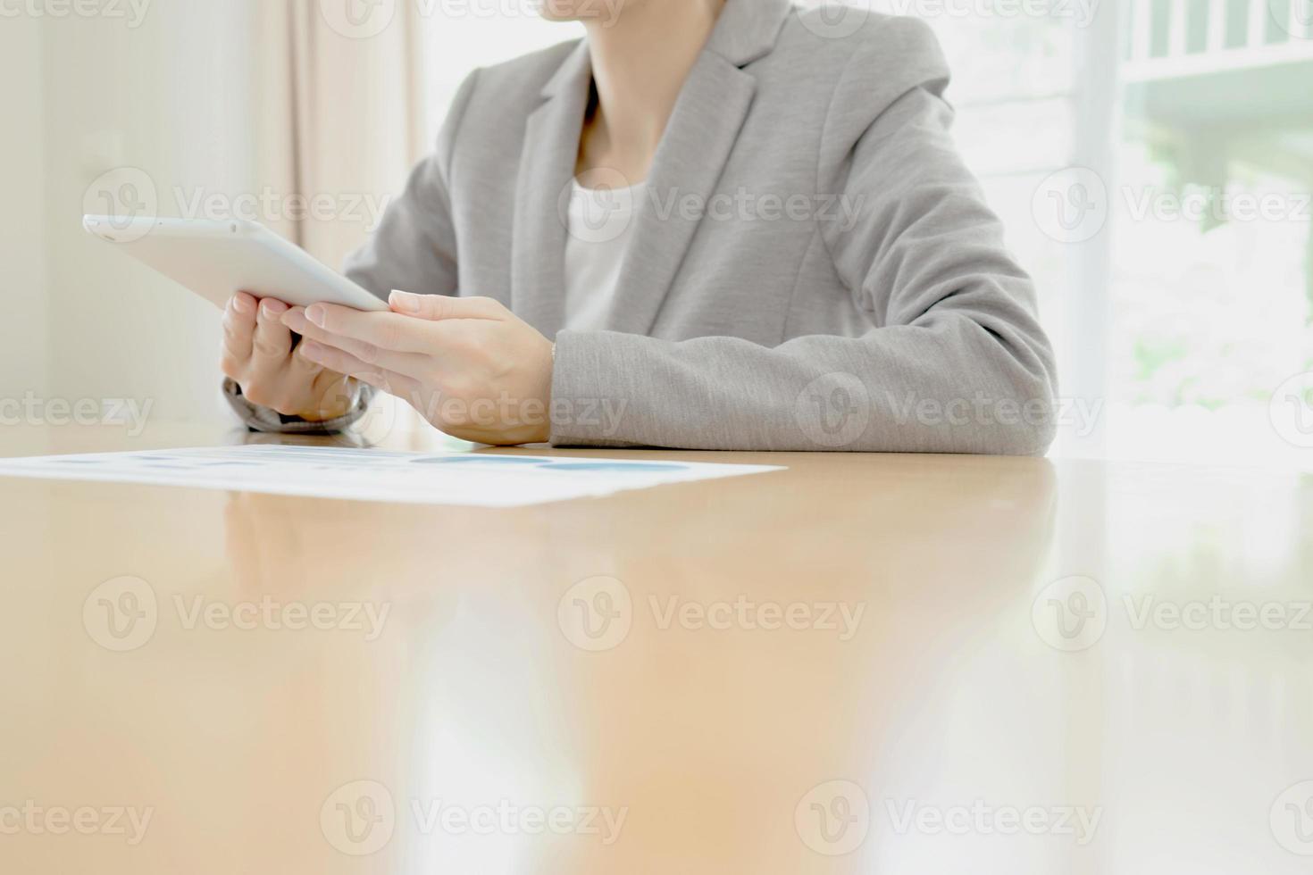 mujer de negocios que usa una tableta digital en su oficina foto