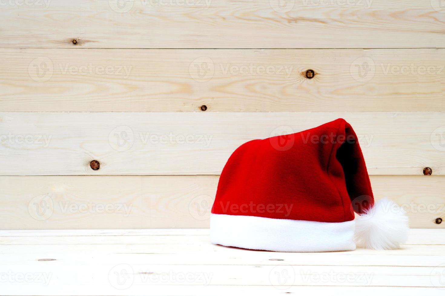 sombrero de santa en la mesa de madera foto