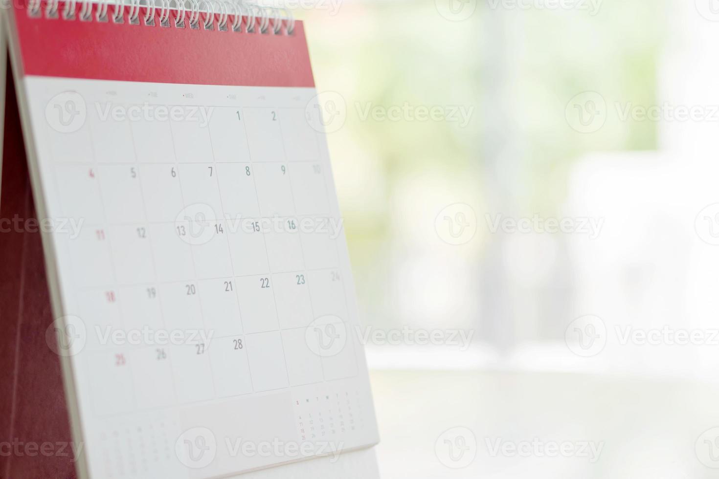 calendario de pie sobre la superficie de madera marrón foto