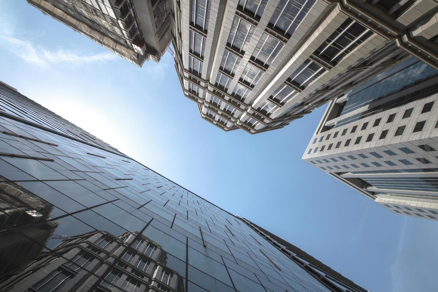 Vista de los modernos rascacielos de negocios de vidrio y vista del cielo del paisaje del edificio comercial en el centro de la ciudad foto