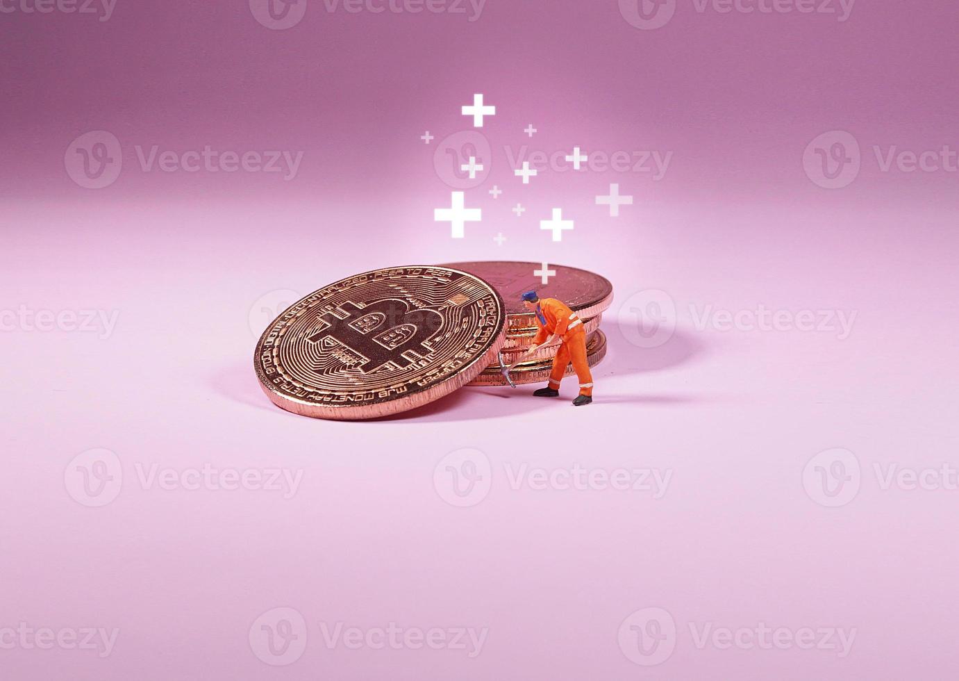 figura de trabajador técnico de pie frente a bitcoin. concepto de minería bitcoin. foto