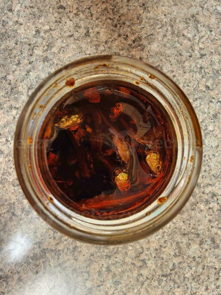 pescado en salsa de aceite de chile picante condimento chino foto