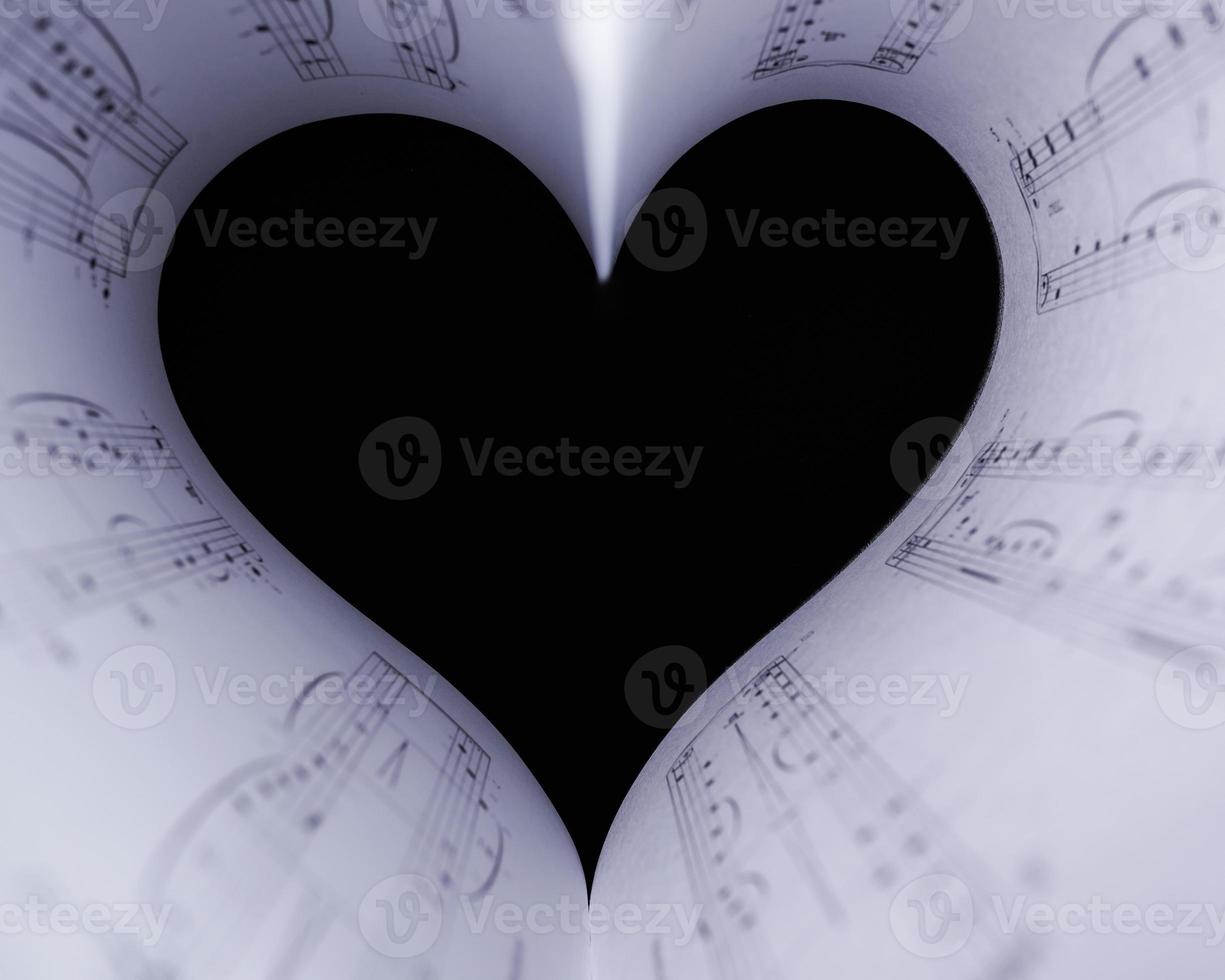 notas musicales del corazón. el concepto en blanco y negro del amor por la música. enfoque suave en primer plano. foto