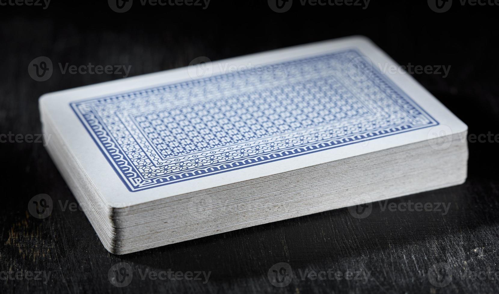cartas de póquer en la mesa de madera. Mazo de cartas. foto