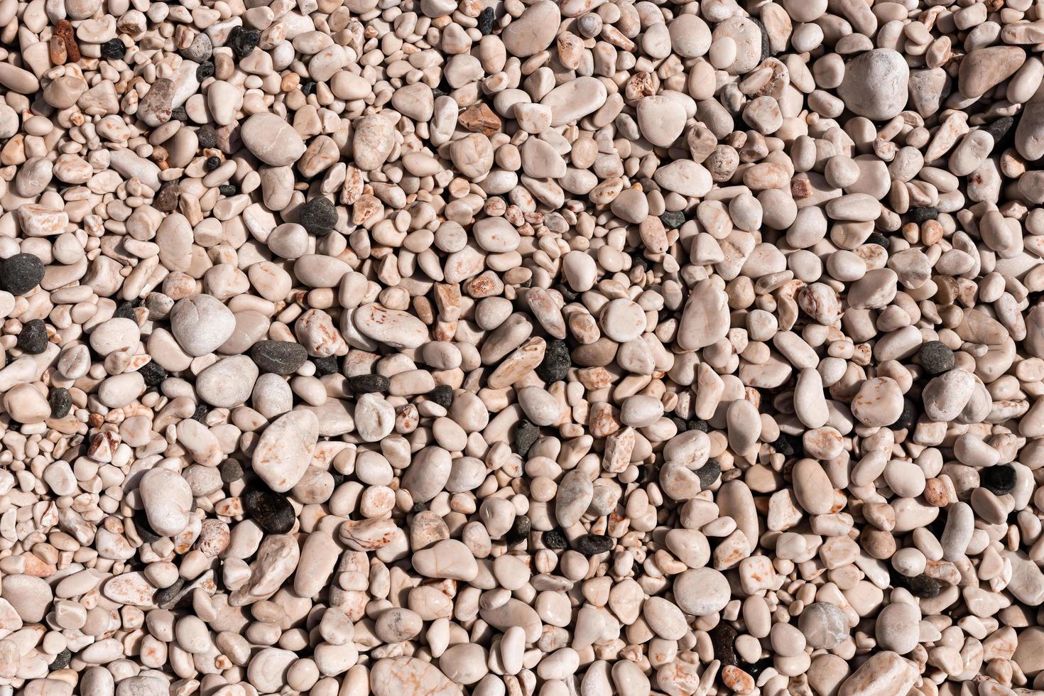 fondo de piedras de guijarros en la playa foto