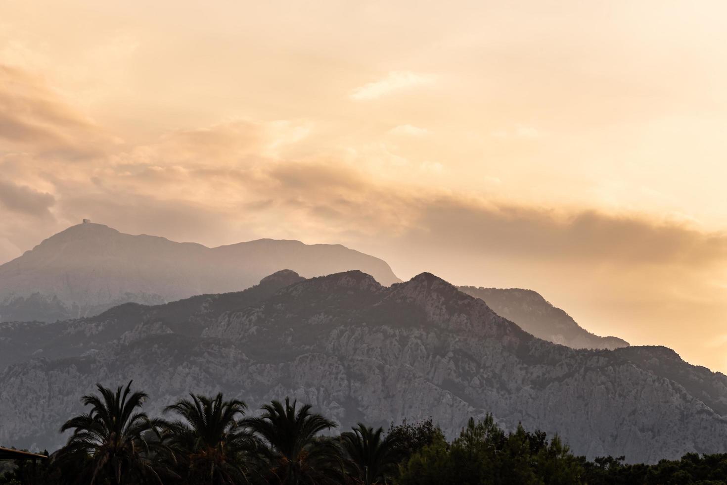 vista natural de las montañas al atardecer foto