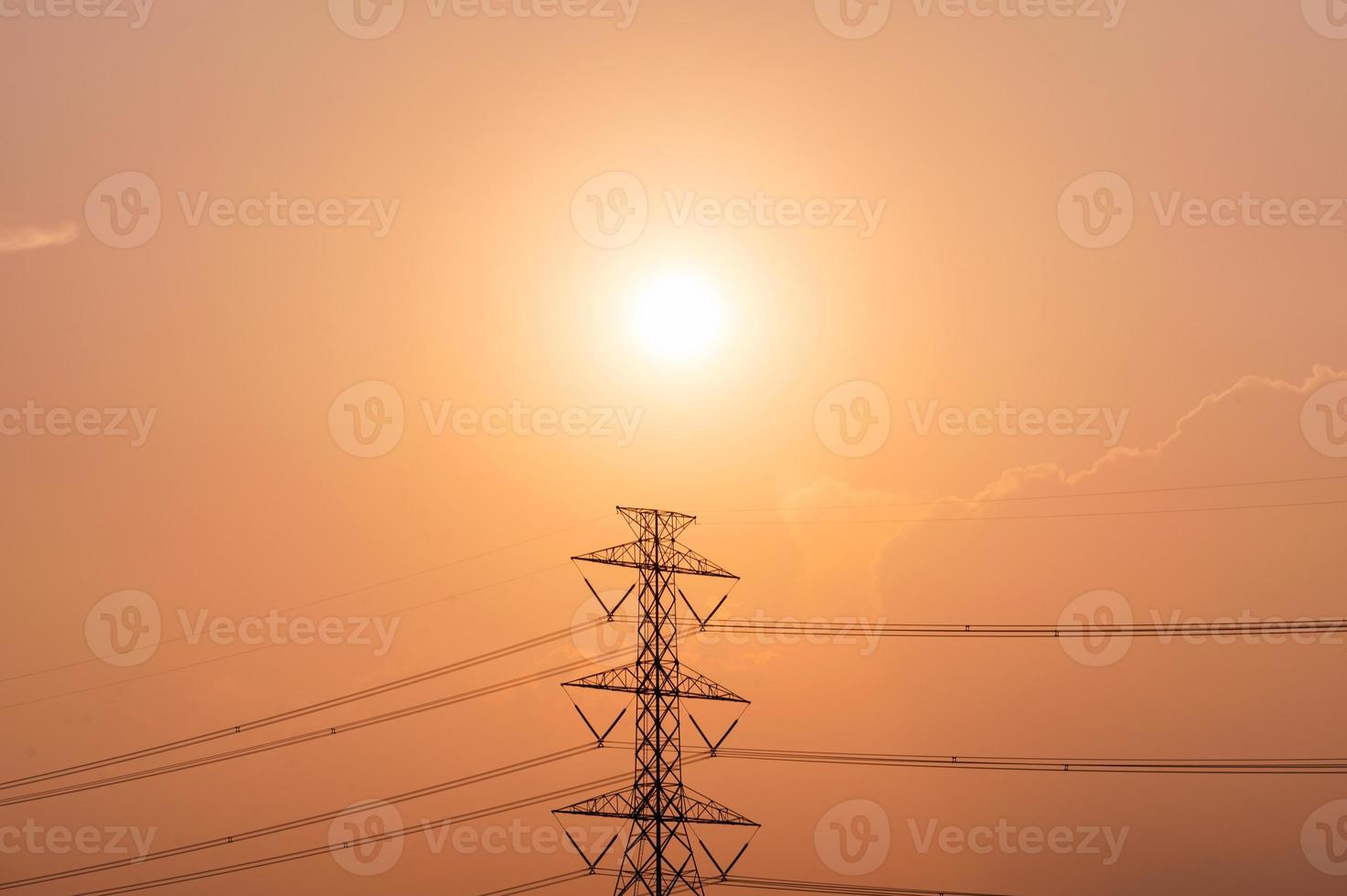 poste de alta tensión, torre de transmisión con línea eléctrica al atardecer foto