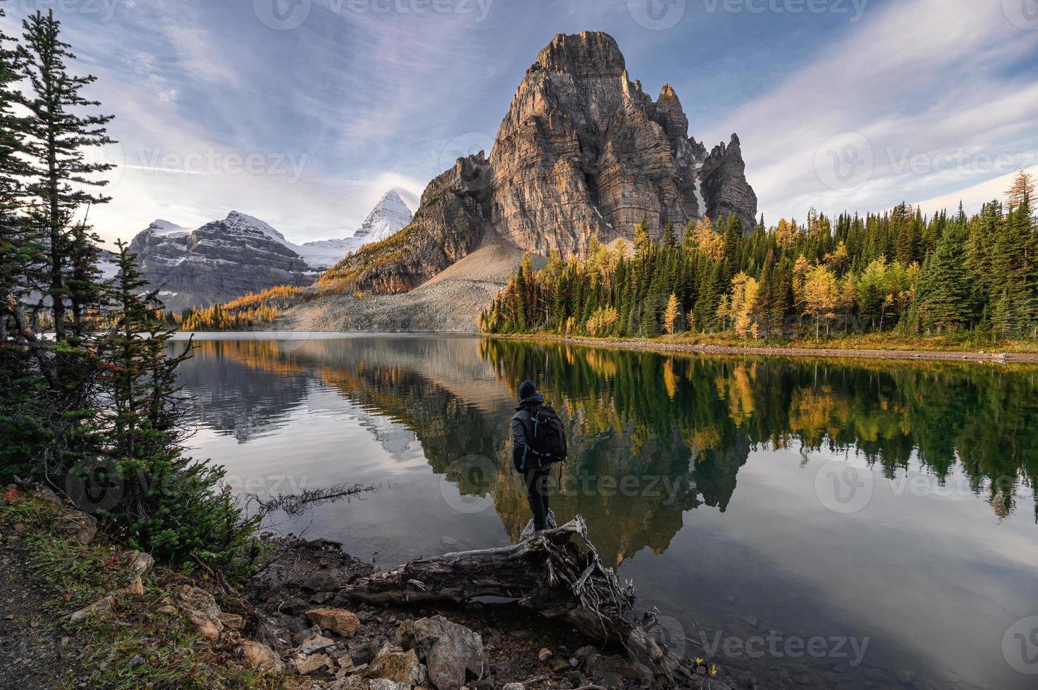 viajero de pie sobre madera en el lago sunburst en el parque provincial de assiniboine foto