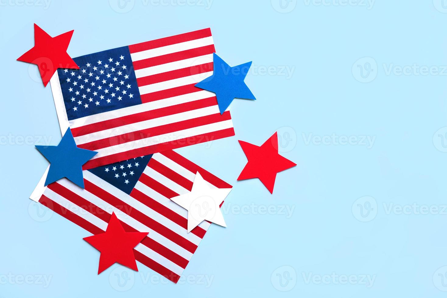feliz día de la independencia 4 de julio. vista superior de banderas americanas y estrellas con espacio para texto. celebrando el concepto del día de la independencia foto