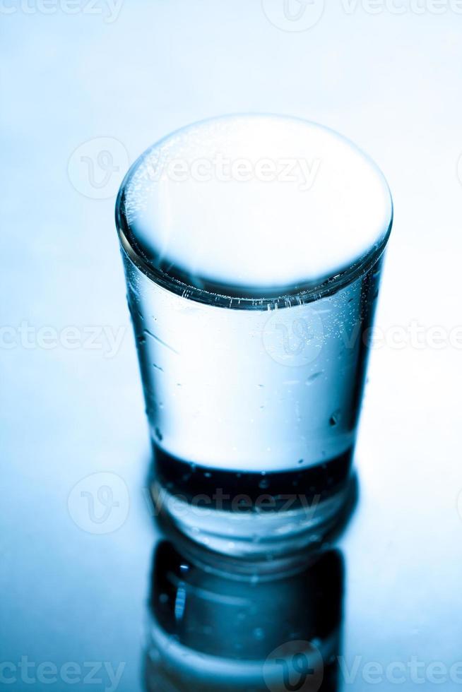 Vaso de agua lleno con medida marcada