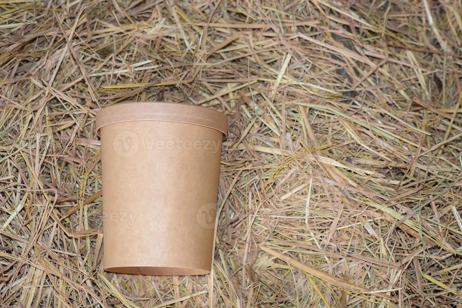 Los vasos de papel fabricados con materiales naturales, paja o madera, son biodegradables y no contaminantes. ayudar a reducir el calentamiento global.concepto verde ecológico. foto