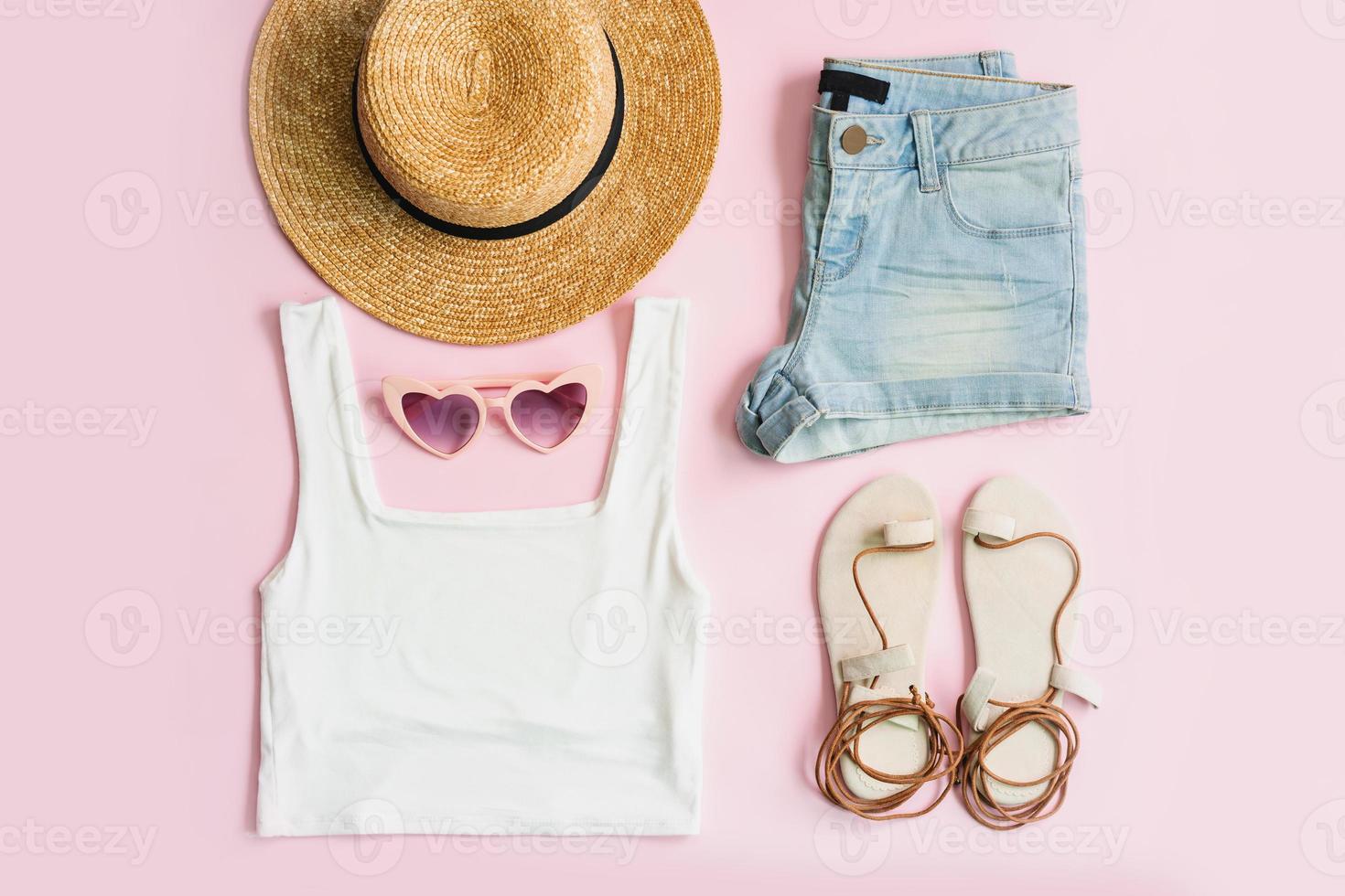 ropa de mujer de verano de moda con accesorios sobre fondo rosa, puesta plana, vista superior foto