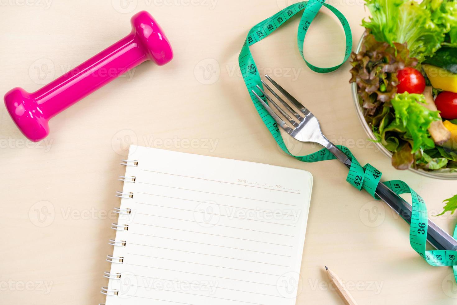 plan de dieta con ensalada casera saludable en casa, estilo de vida saludable y concepto de dieta foto