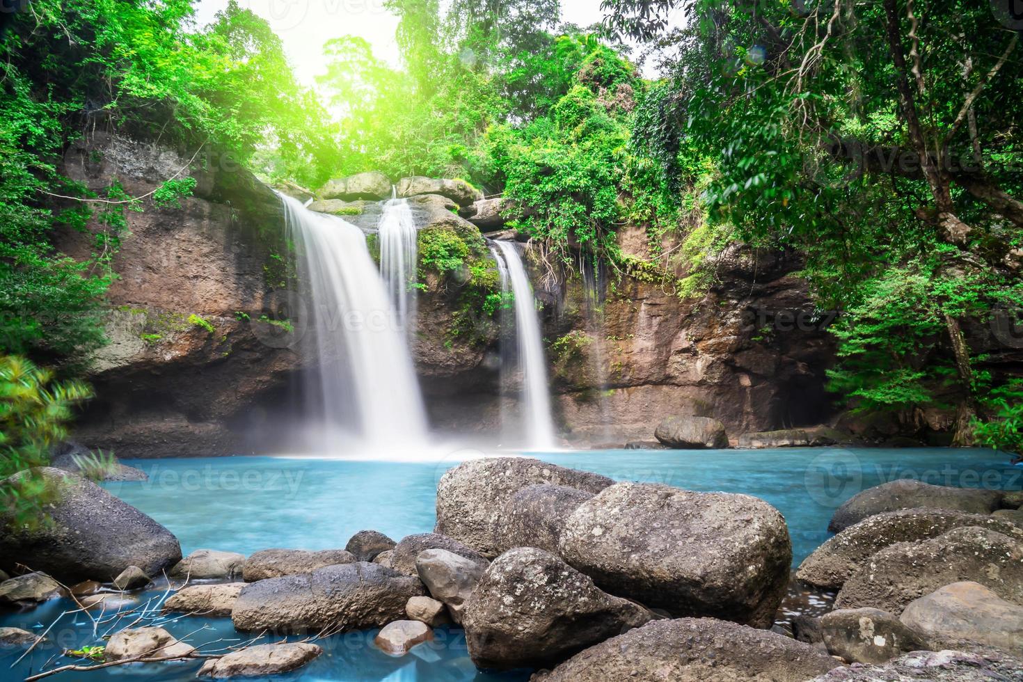 viaje a la hermosa cascada en el bosque profundo, agua suave del arroyo en el parque natural en la cascada haew suwat en el parque nacional khao yai, tailandia foto