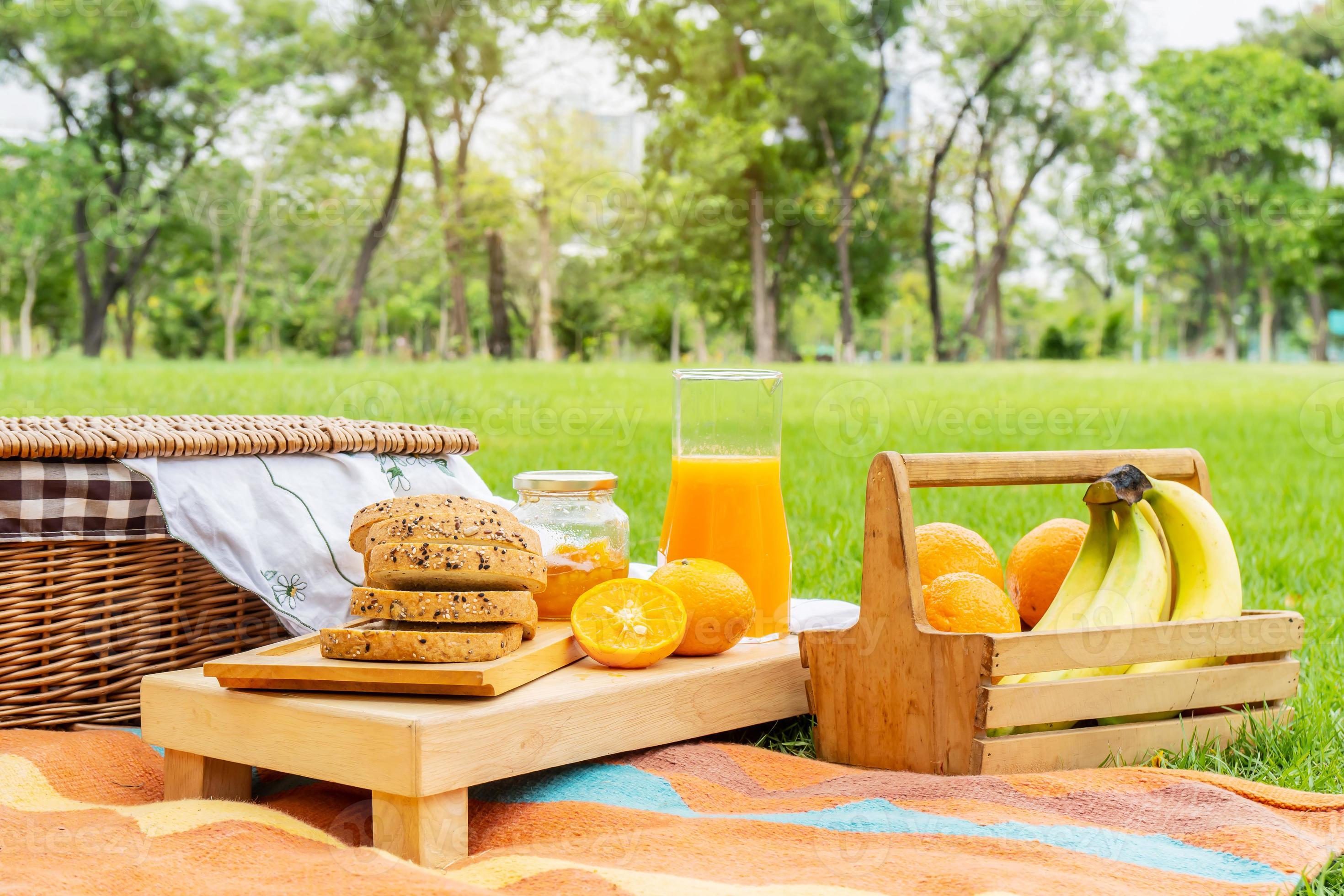 picnic de verano con frutas naranja plátano y pan mermelada picnic picnic de verano con frutas naranja plátano y pan mermelada picnic