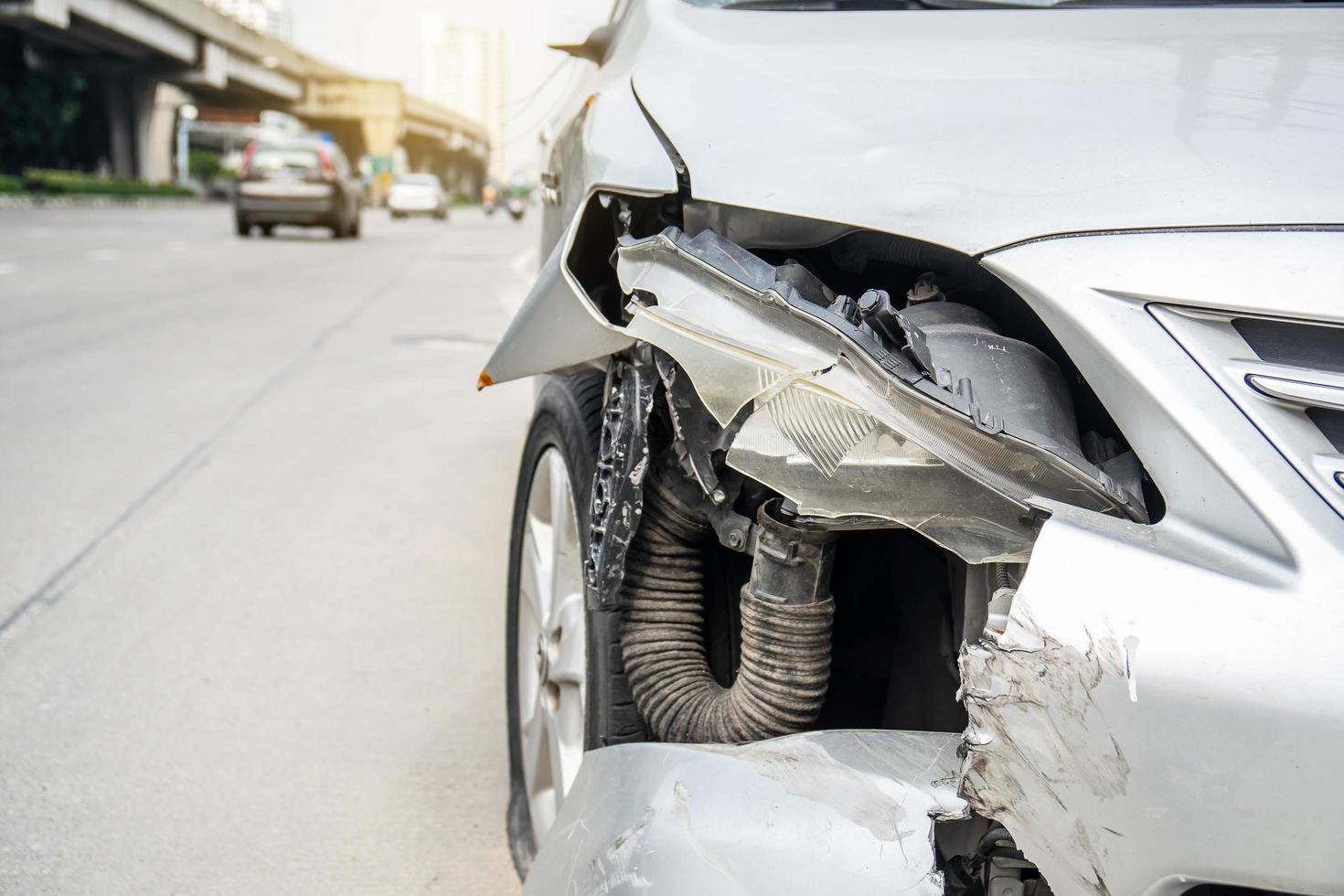 el frente del accidente automovilístico se daña por accidente en la carretera de la ciudad, automóviles dañados foto