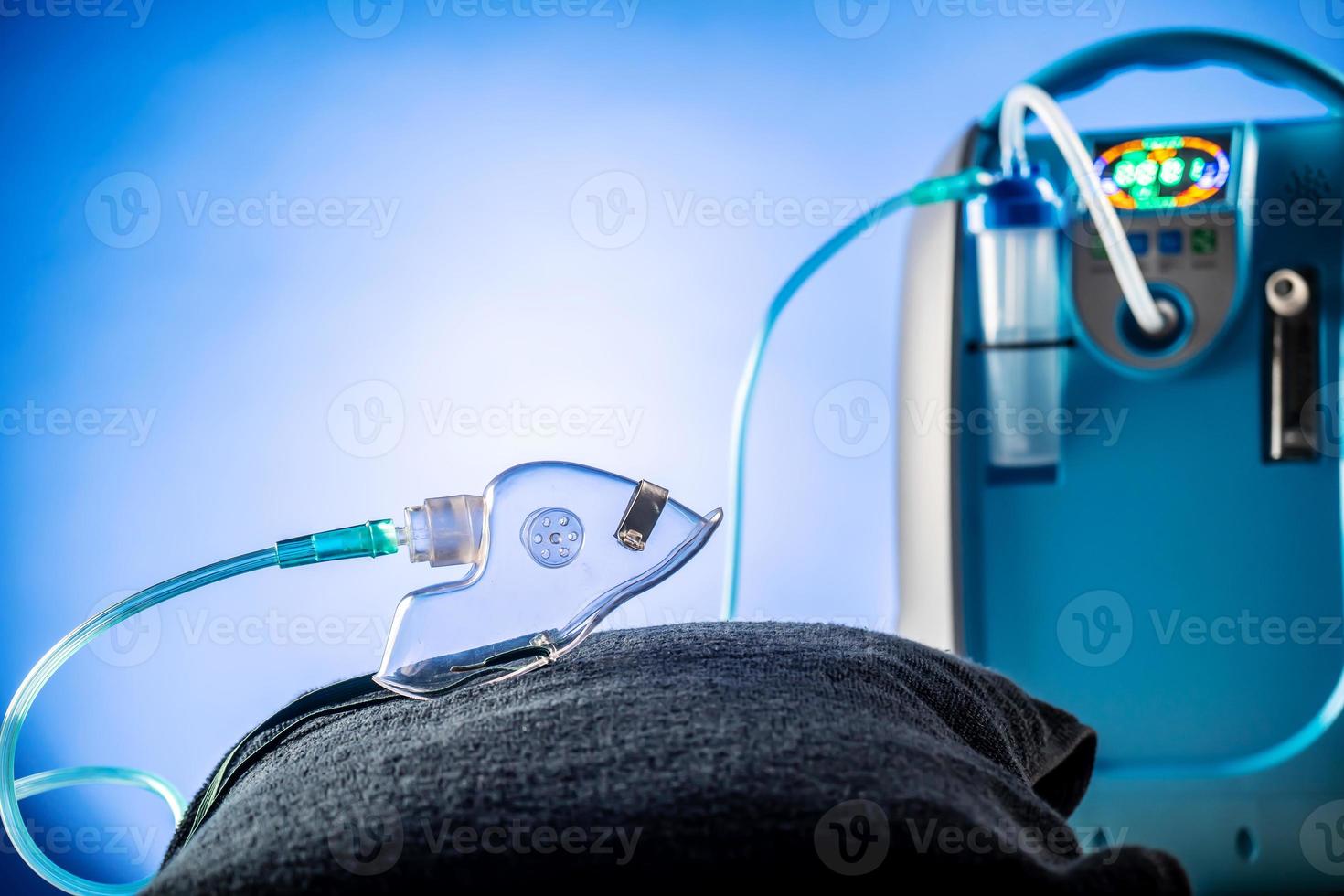 dispositivo médico cilindro de oxígeno portátil azul blanco individual para poner gas para pacientes con trastornos respiratorios, poner espacio de copia de máscara de oxígeno foto