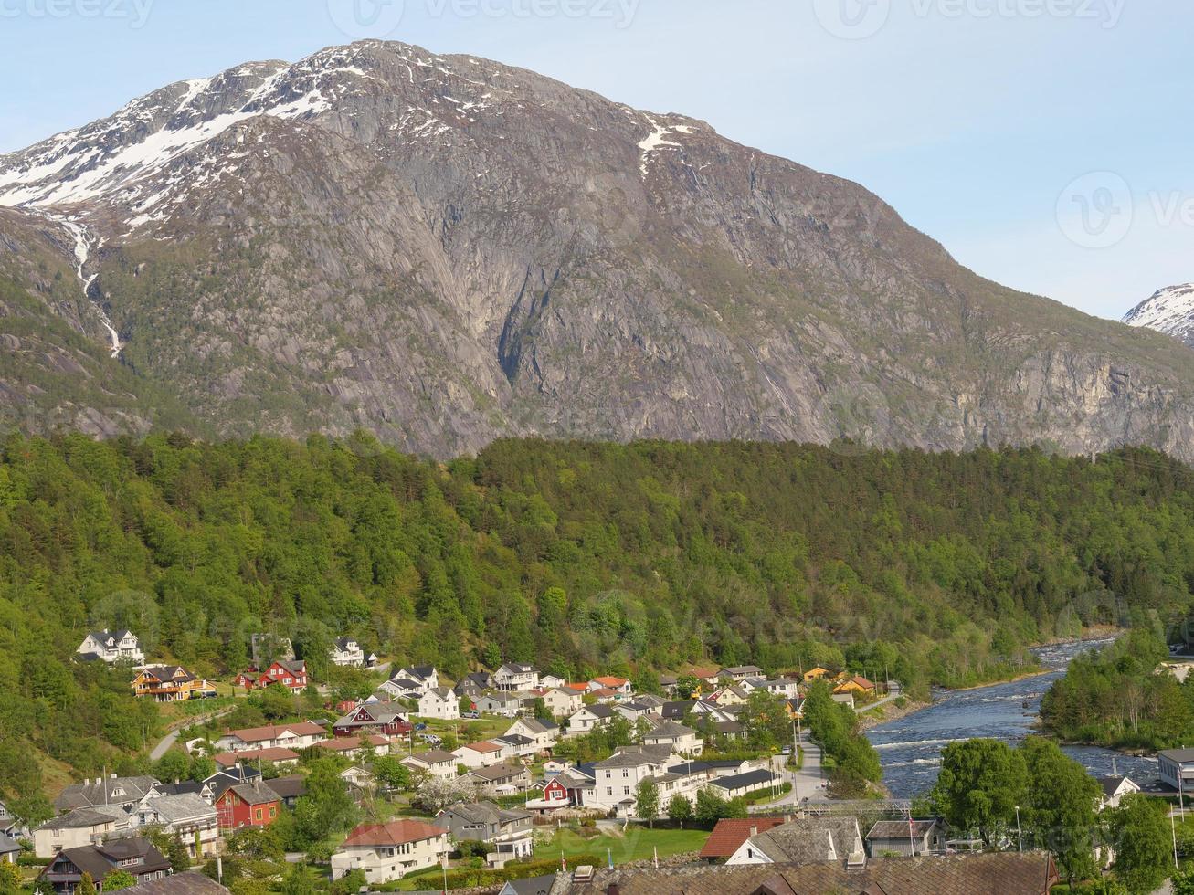 el pequeño pueblo eidfjord en el fiordo noruego hardangerfjord foto