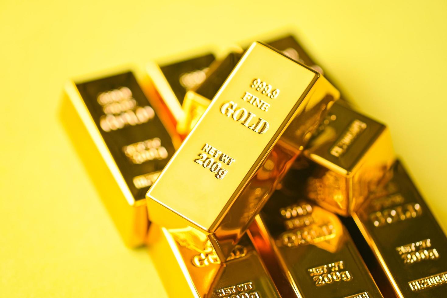 barras de oro sobre fondo amarillo, barras de oro conceptos de economía empresarial financiera, riqueza y éxito de reserva en negocios y finanzas foto