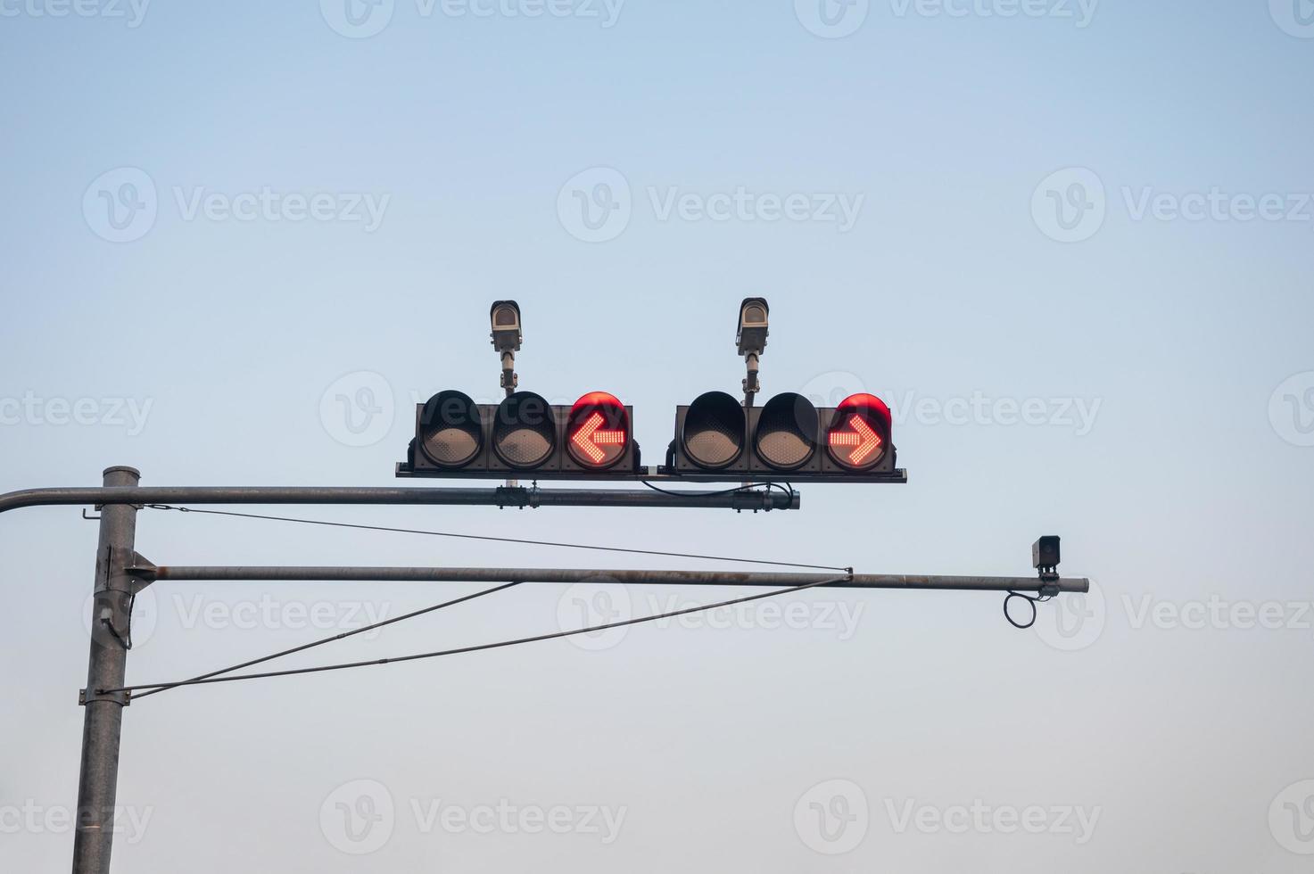 semáforo para detener el símbolo del camión con cámara de seguridad cctv para detectar irregularidades en la carretera foto