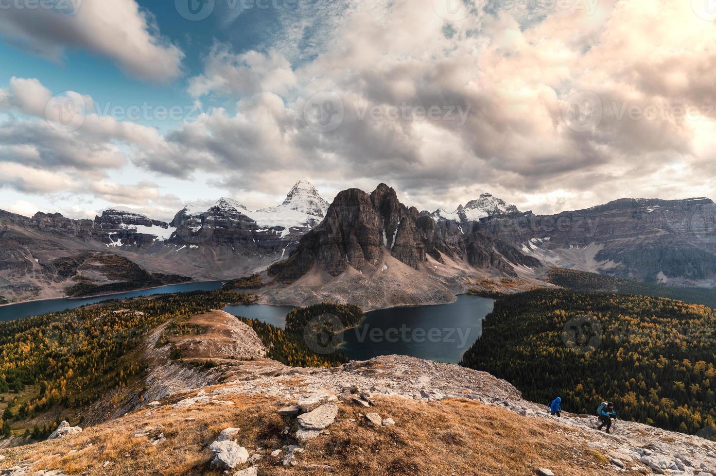 monte assiniboine con lago en el bosque de otoño en el pico nublet en el parque provincial foto