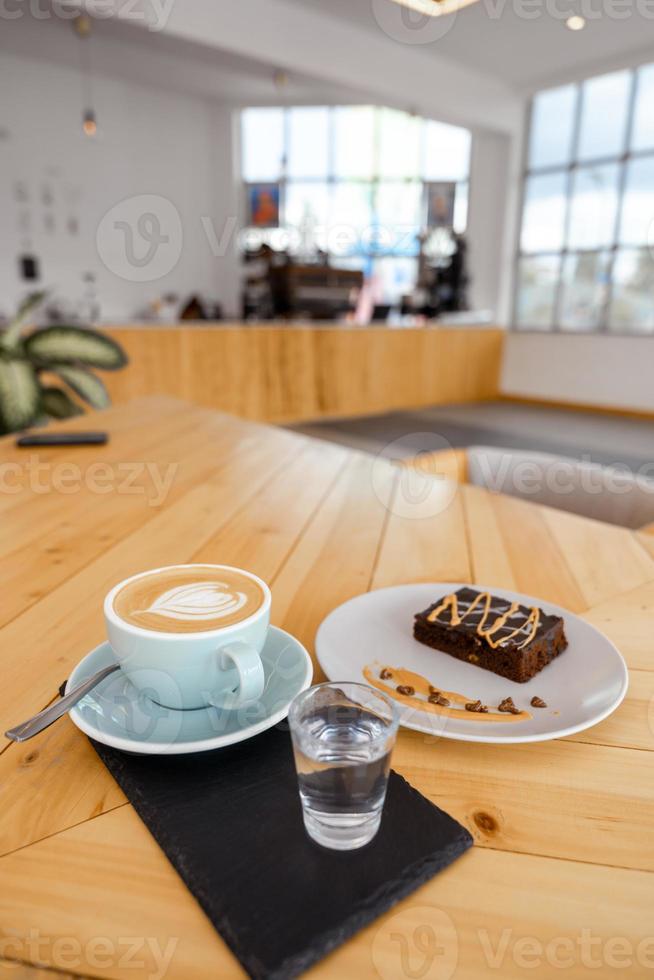 taza de café capuchino caliente en la mesa foto