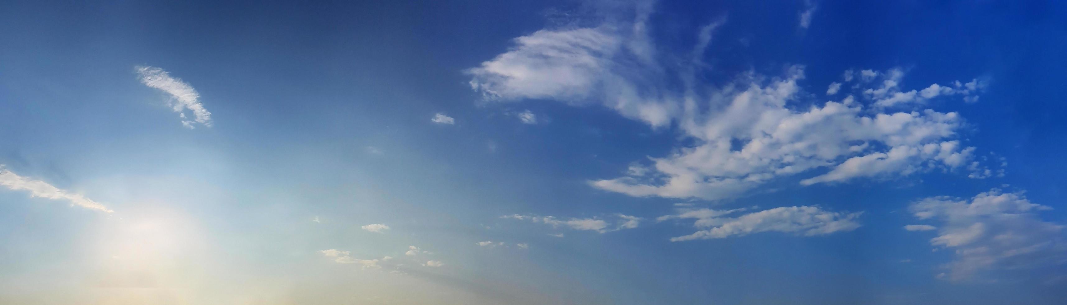 panorama del cielo con nubes en un día soleado. hermosa nube cirro. foto