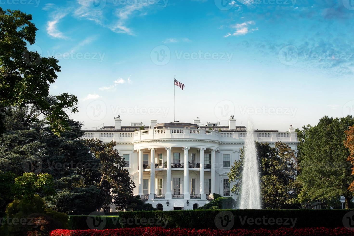 The White House building at Washington D.C. on a sunny day. photo