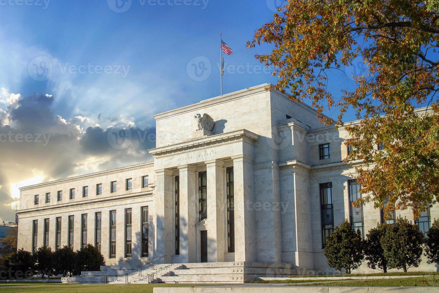 edificio de la reserva federal en washington dc en un día soleado. foto