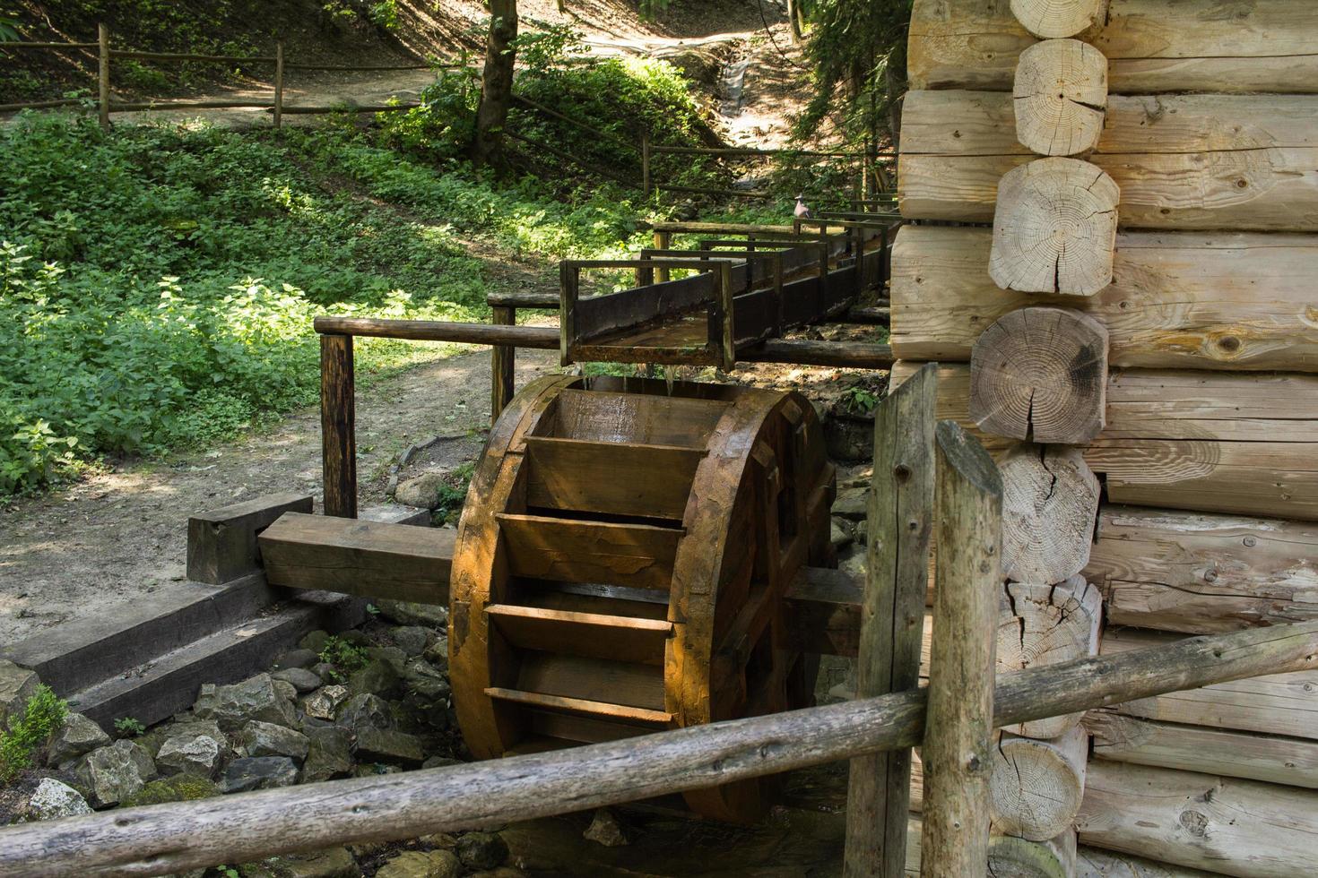 antiguo molino de agua de madera foto