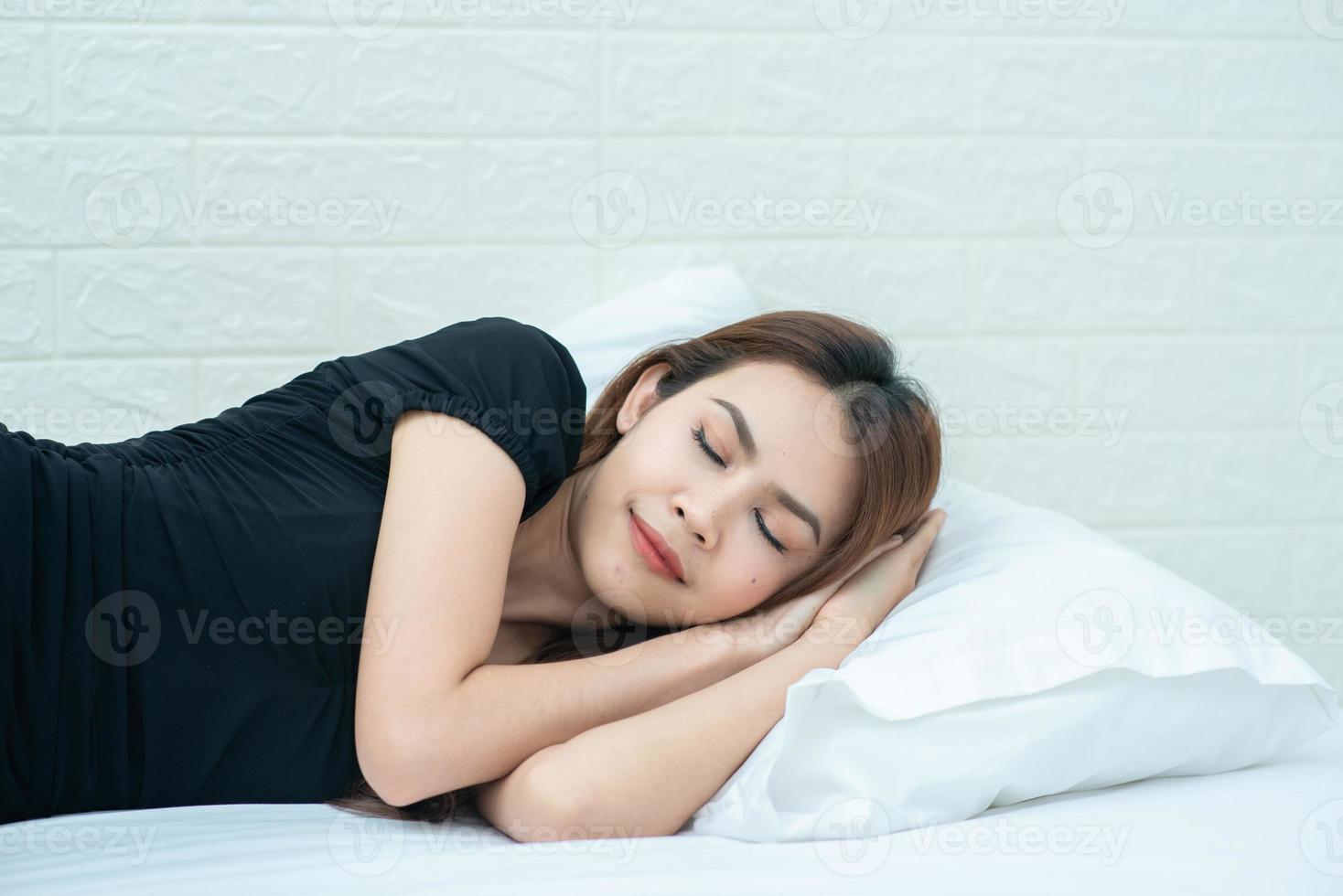 Asian women live at home after the virus is attacked. photo
