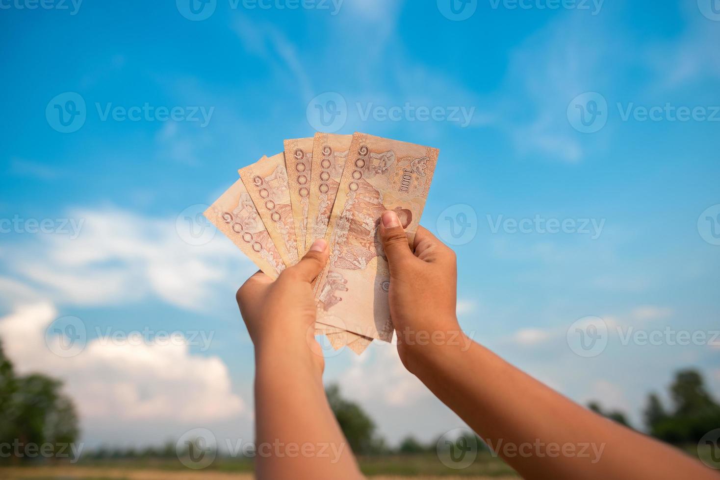 Billetes de banco tailandeses de 5.000 baht que la gente recibe del gobierno. foto
