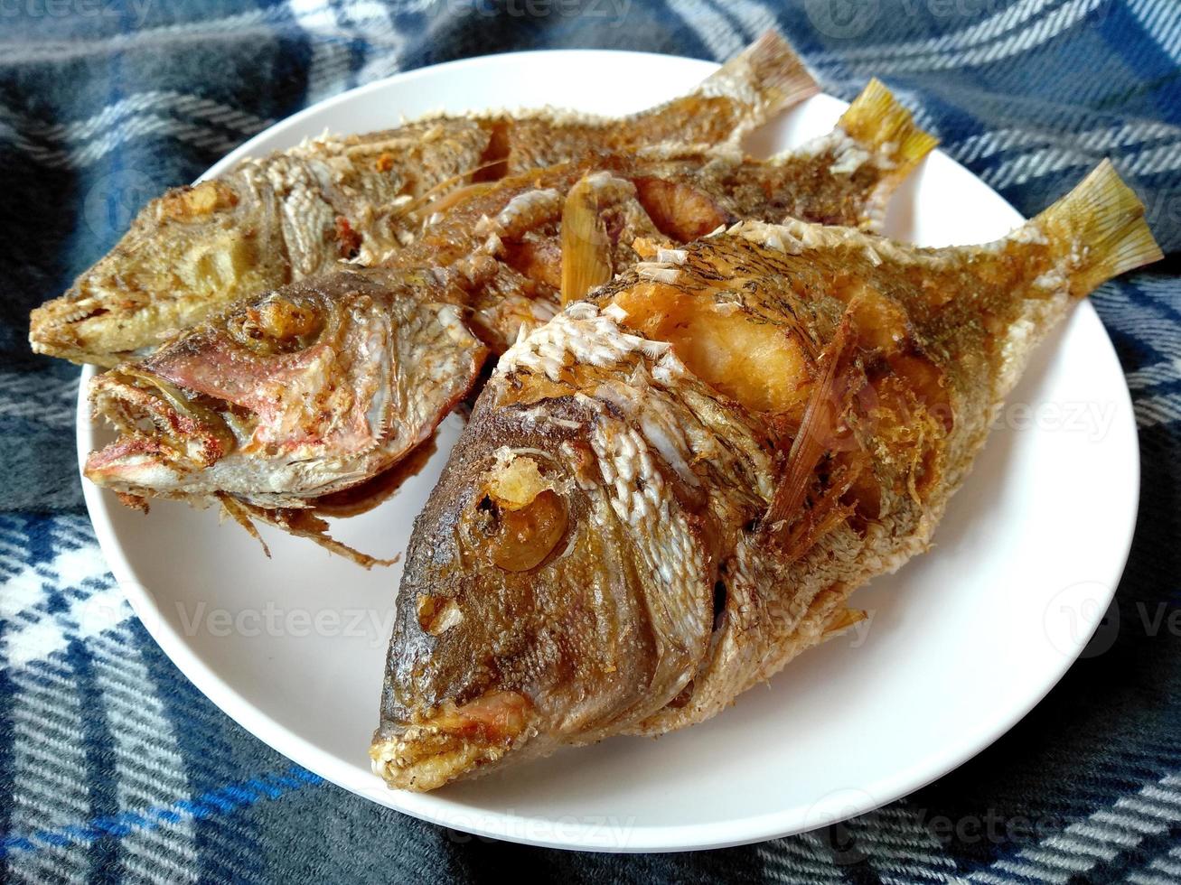 pescado frito en un plato. comida culinaria indonesia foto