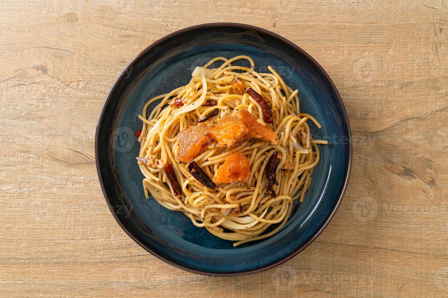 stir-fried spaghetti with salmon and dried chilli photo