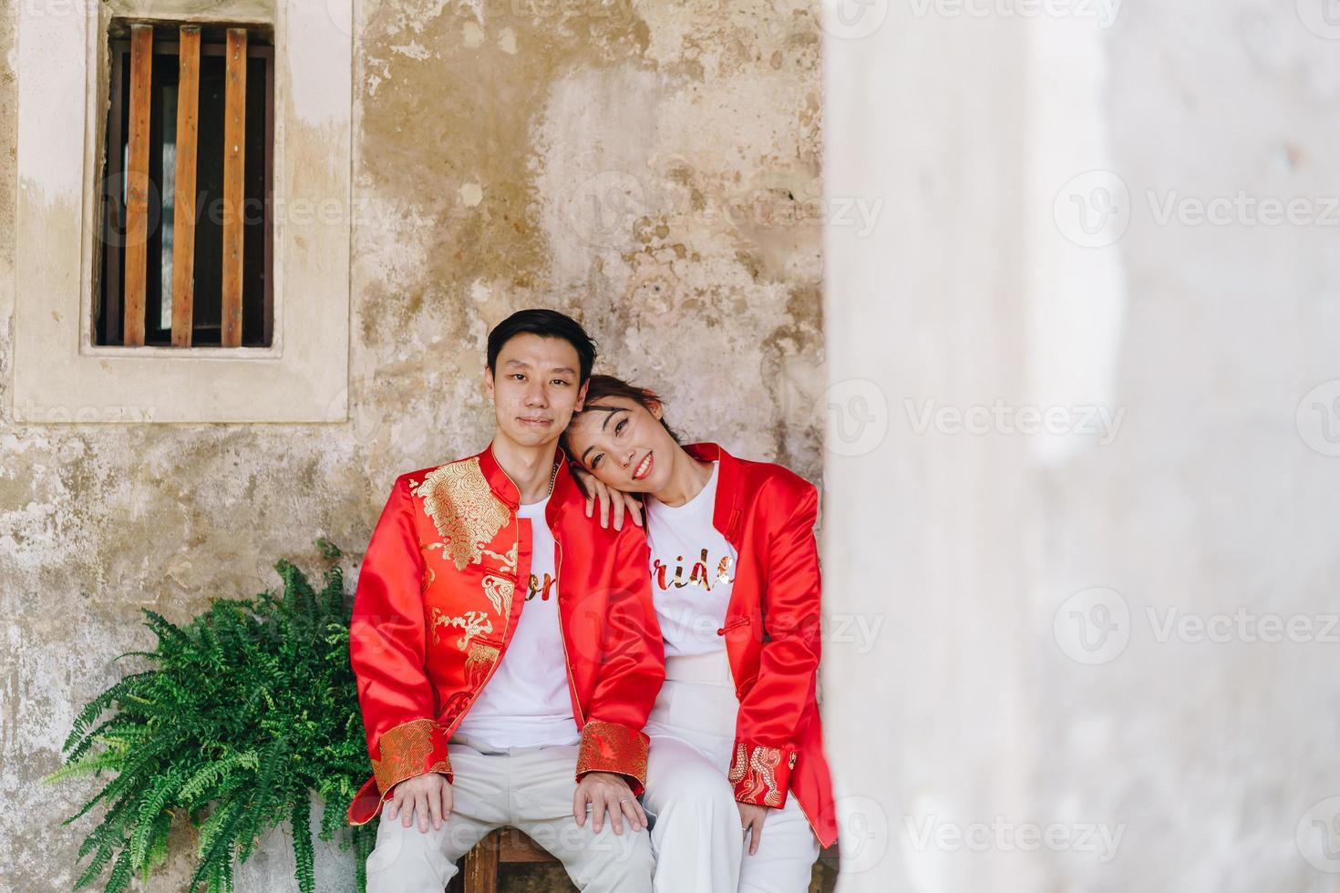 feliz joven pareja asiática en vestidos tradicionales chinos foto