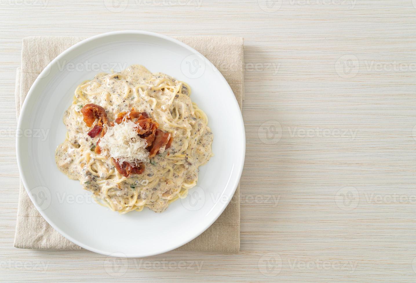 spaghetti with truffle cream sauce and mushroom photo