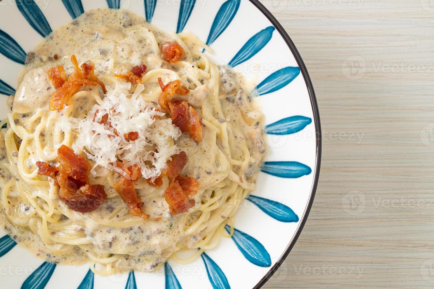 spaghetti with truffle cream sauce and mushroom photo