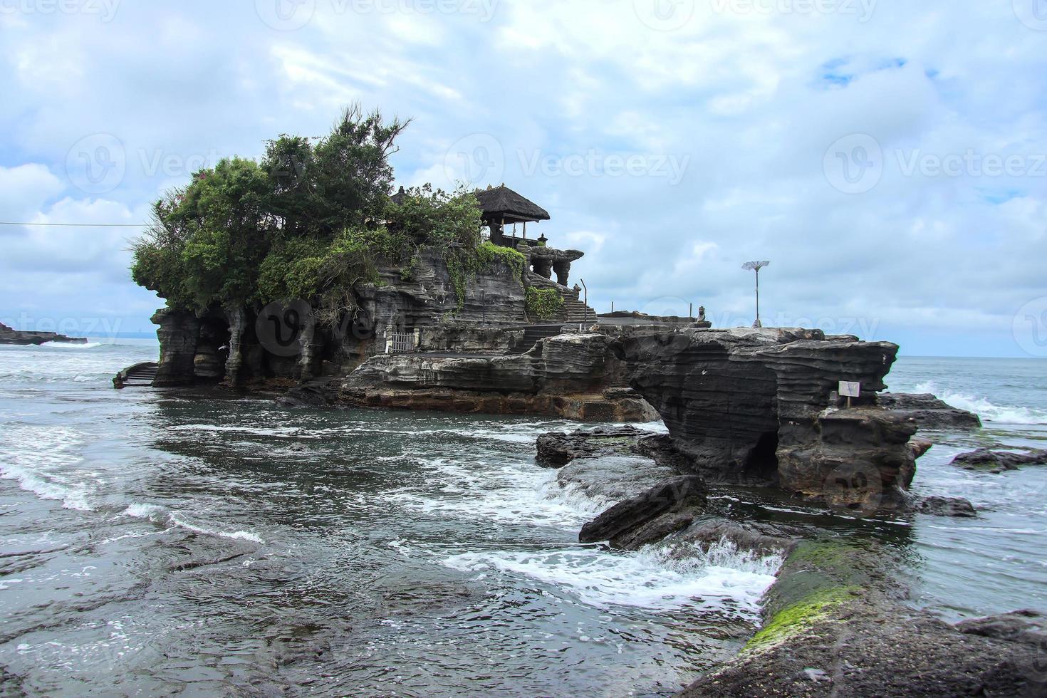 Templo de Tanah Lot en el mar en la isla de Bali, Indonesia foto