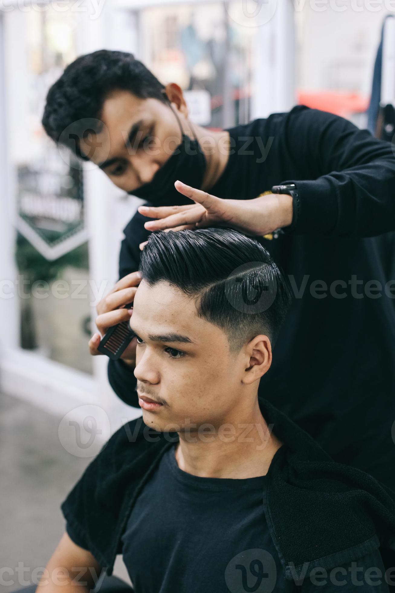 Hombre Cortando El Pelo En La Barbería. Barbero Profesional En Proceso De  Trabajo. Estilo De Autocuidado De Belleza Moda Cuidado D Foto de archivo -  Imagen de profesional, hermoso: 231459578