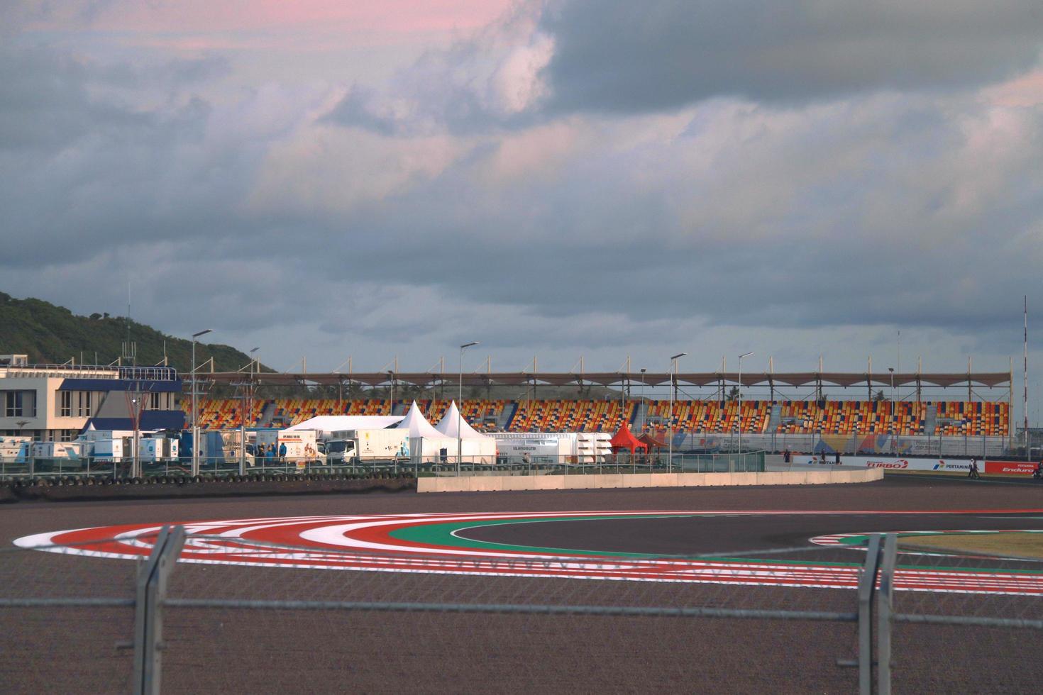 lombok, indonesia-17 de marzo de 2021 tribuna vip en coloridos asientos de audiencia del circuito mandalika para motogp y f1 con cielo violeta al atardecer foto