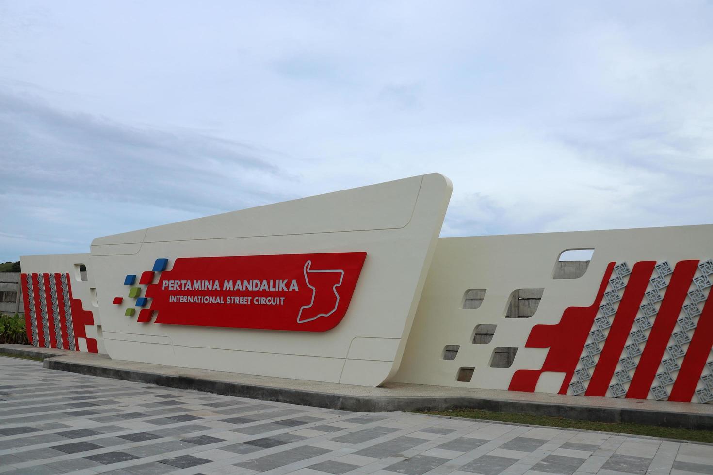 lombok, indonesia-16 de marzo de 2022 monumento del circuito de mandalika frente a la puerta foto