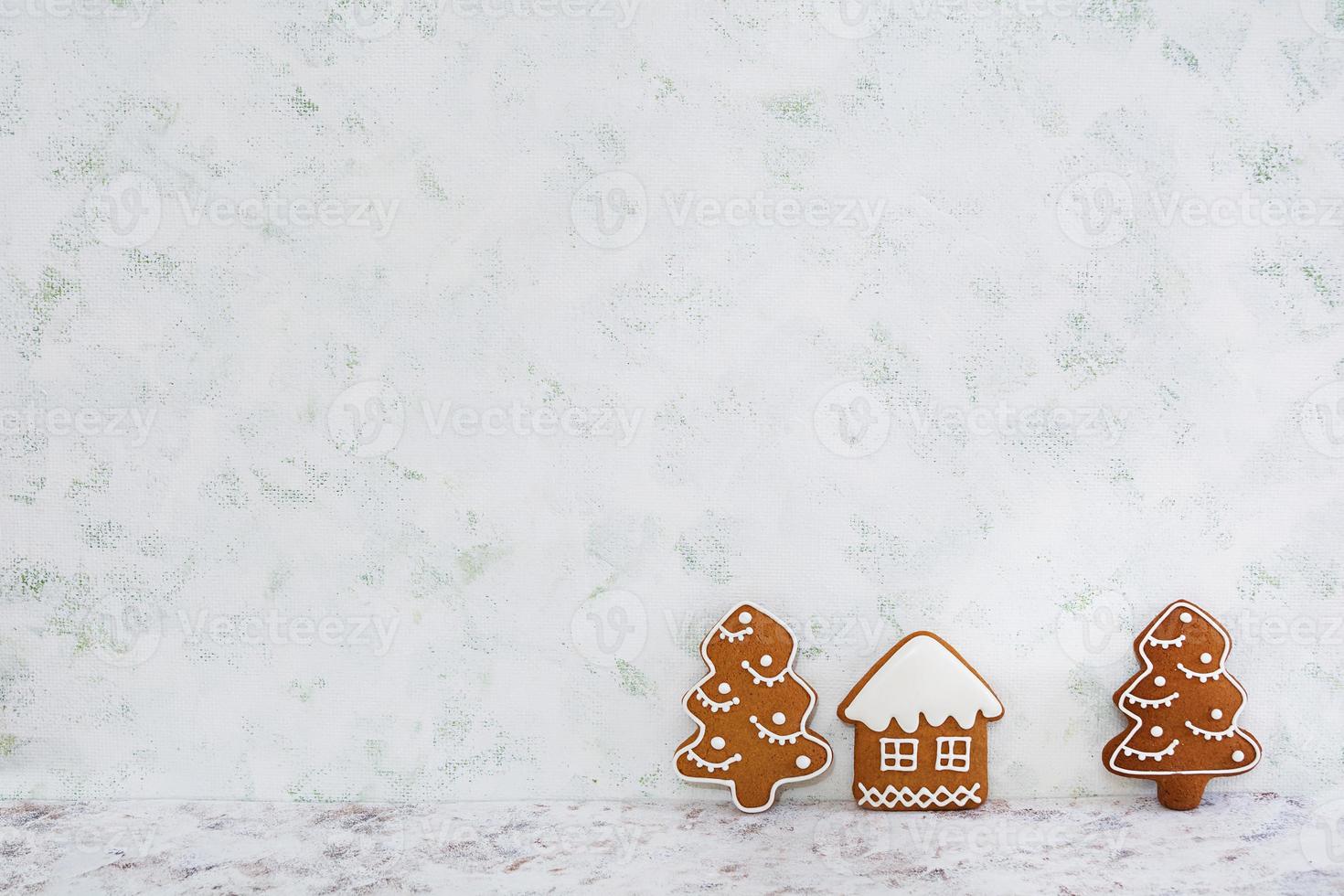 Galletas de jengibre de Navidad sobre fondo blanco. foto