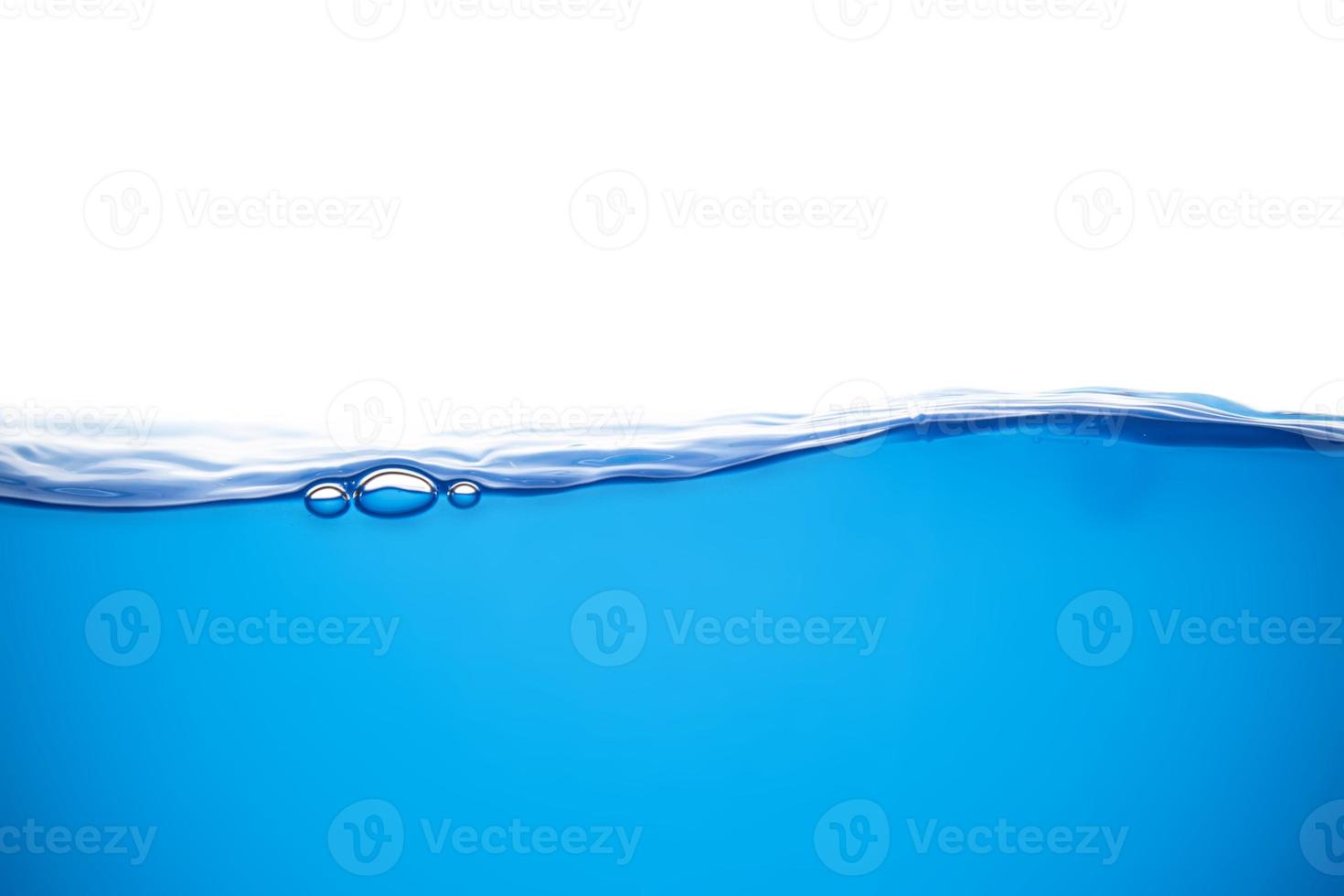 superficie de agua azul en movimiento y burbujas en un fondo blanco foto